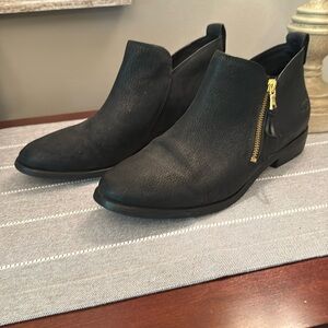 UGG  Australia Women Ankle Leather
Low heal bootie.  Size 9.5.  Like new!